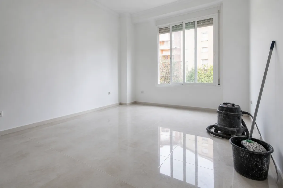 Salón recién reformado y limpio tras la limpieza de fin de obra en un piso de Valencia