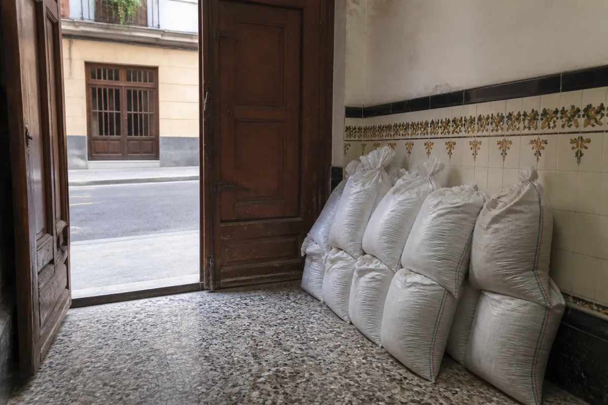 Sacos de escombro apilados en el portal de una finca de Valencia a la espera de la recogida