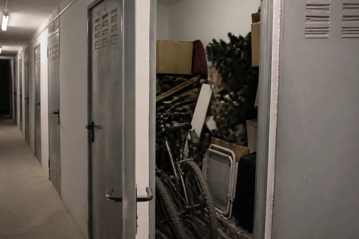 Trastero de comunidad lleno de bicicletas, cajas y sillas antes de vaciarlo en Valencia